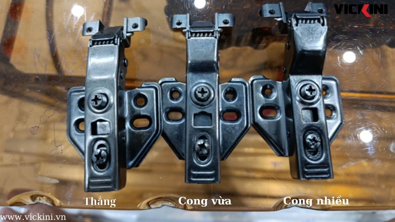 Phân biệt bản lề bật loại cong vừa với cong nhiều và thẳng