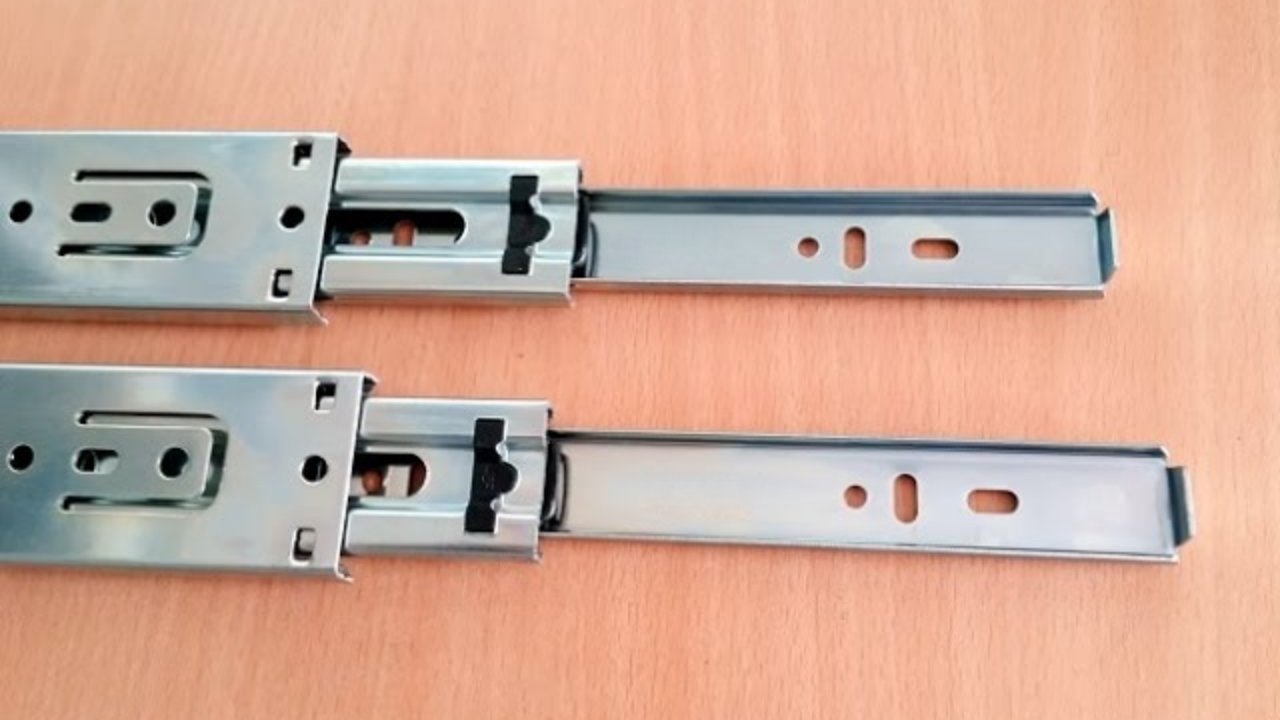 Hệ thống 3 lá thép lồng chịu lực của ray bi Eurogold