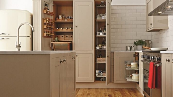 Hướng dẫn tính toán số lượng bản lề trên một cánh cửa tủ bếp