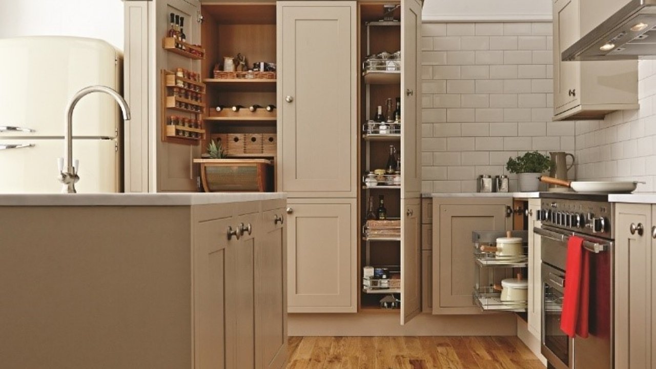 Hướng dẫn tính toán số lượng bản lề trên một cánh cửa tủ bếp