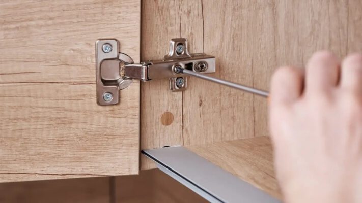 Lắp cánh tủ vào thùng tủ và cố định phần đế bản lề