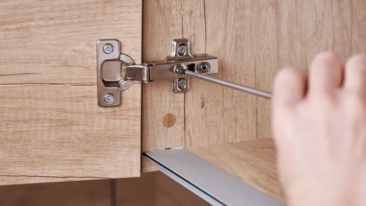 Lắp cánh tủ vào thùng tủ và cố định phần đế bản lề