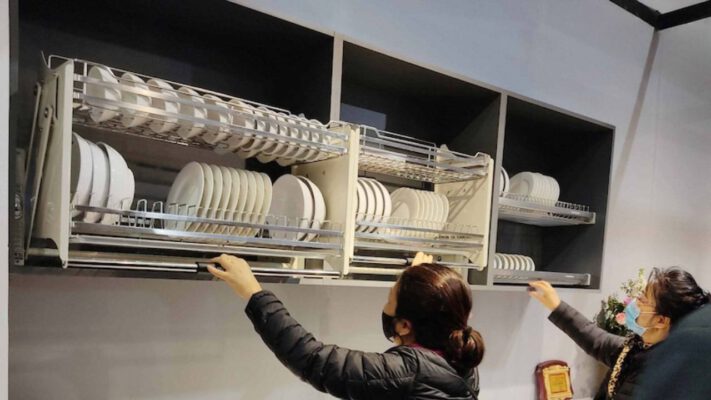 Thay đổi vị trí đón nhận bát đĩa ngay trong tầm tay với giá nâng hạ Eurogold