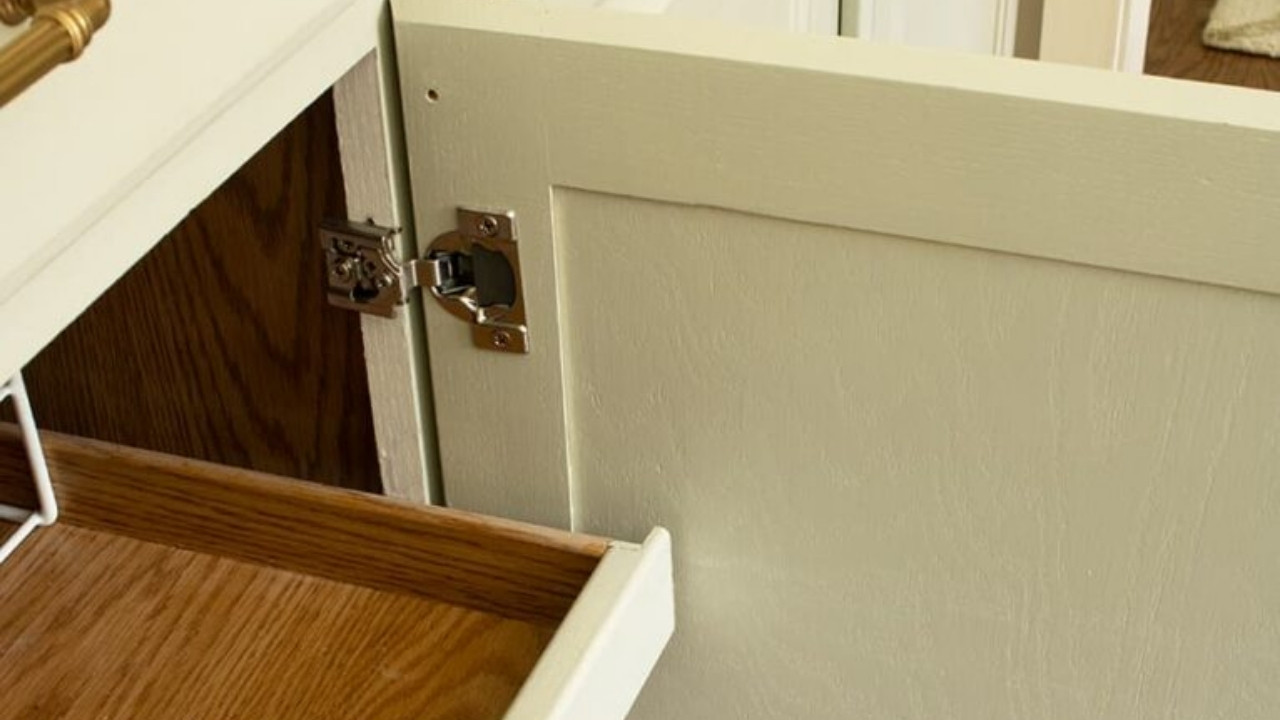 Việc chuyển sang bản lề giảm chấn là lựa chọn rất đáng cân nhắc