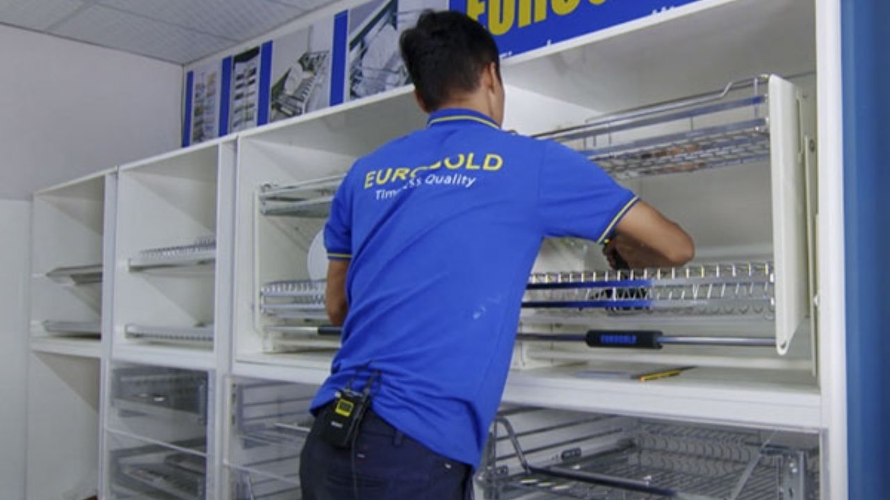 Hướng dẫn thi công giá bát nâng hạ cơ Eurogold tại nhà